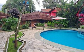 Condominio Pousada North Shore Maresias Studios p 2 3 e 4 pessoas 2 quadras da praia mini cozinha completa tv ar cond wifi estacionamento roupa de cama e banho